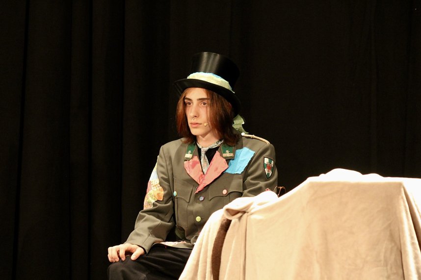 Theatergruppe des Salza-Gymnasiums feierte umjubelte Premiere mit ihren St&uuml;ck Alice im ANDERLAND, frei nach Lewis Carrol.