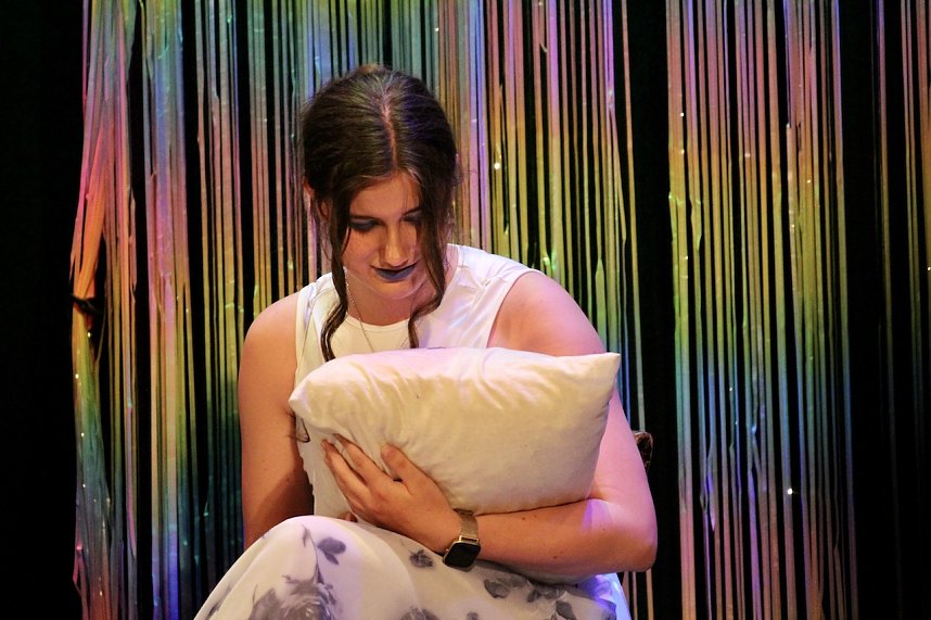 Theatergruppe des Salza-Gymnasiums feierte umjubelte Premiere mit ihren St&uuml;ck Alice im ANDERLAND, frei nach Lewis Carrol.