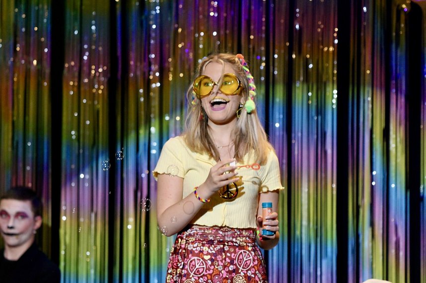 Theatergruppe des Salza-Gymnasiums feierte umjubelte Premiere mit ihren St&uuml;ck Alice im ANDERLAND, frei nach Lewis Carrol.