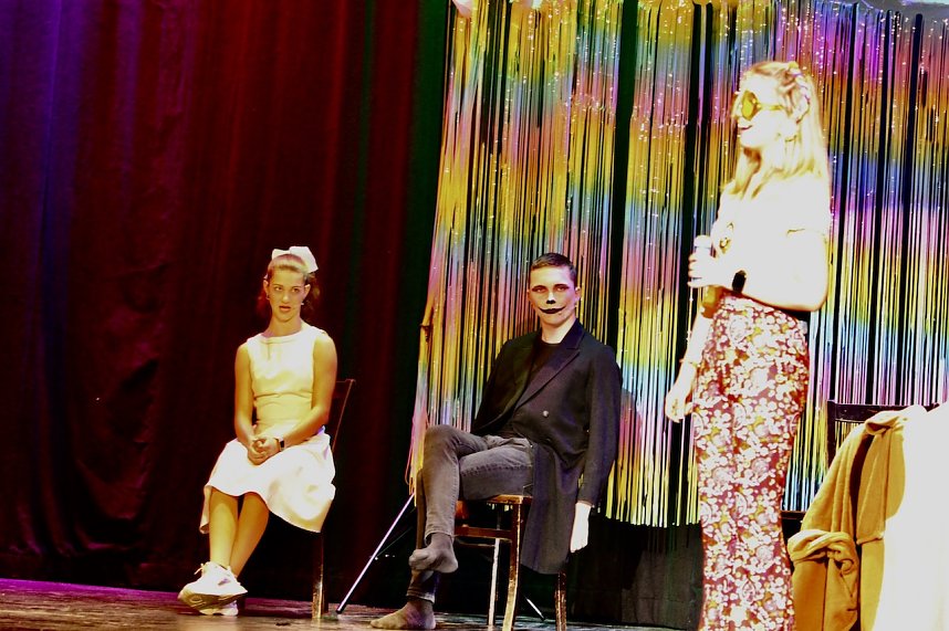 Theatergruppe des Salza-Gymnasiums feierte umjubelte Premiere mit ihren St&uuml;ck Alice im ANDERLAND, frei nach Lewis Carrol.