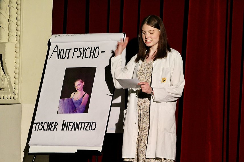 Theatergruppe des Salza-Gymnasiums feierte umjubelte Premiere mit ihren St&uuml;ck Alice im ANDERLAND, frei nach Lewis Carrol.