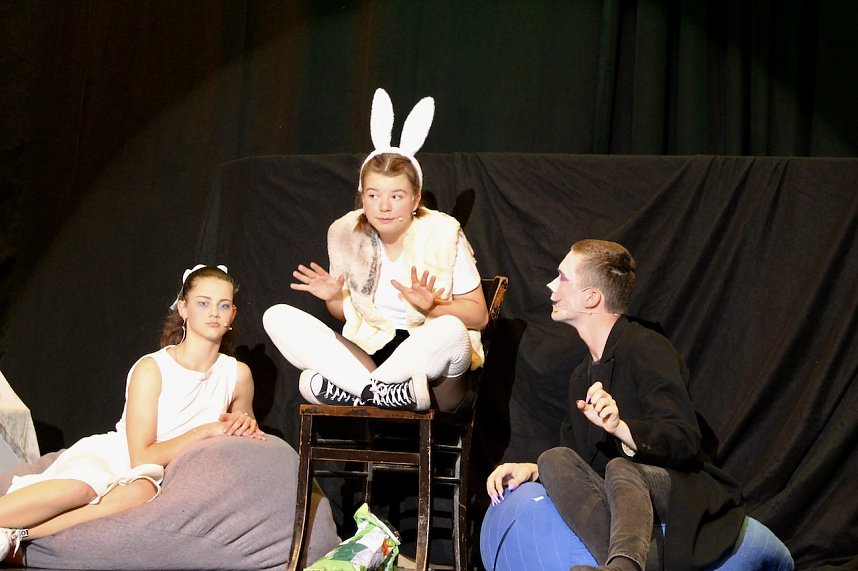 Theatergruppe des Salza-Gymnasiums feierte umjubelte Premiere mit ihren St&uuml;ck Alice im ANDERLAND, frei nach Lewis Carrol.