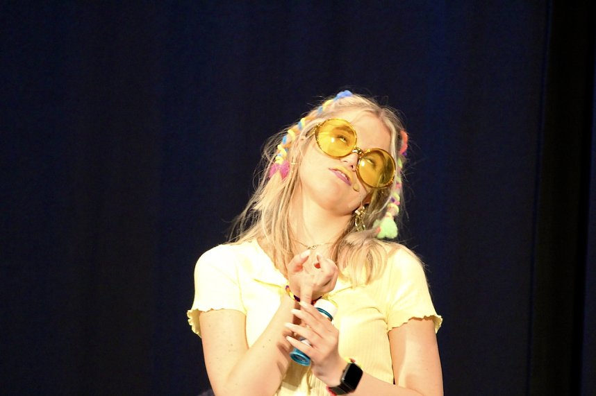 Theatergruppe des Salza-Gymnasiums feierte umjubelte Premiere mit ihren St&uuml;ck Alice im ANDERLAND, frei nach Lewis Carrol.