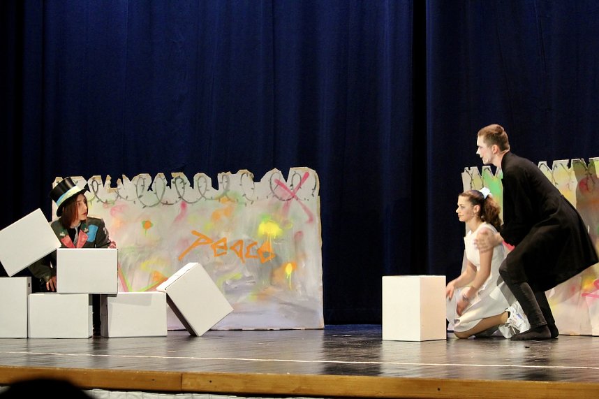Theatergruppe des Salza-Gymnasiums feierte umjubelte Premiere mit ihren St&uuml;ck Alice im ANDERLAND, frei nach Lewis Carrol.