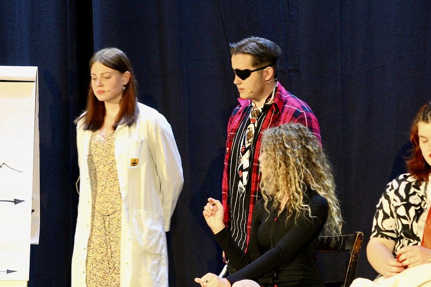 Theatergruppe des Salza-Gymnasiums feierte umjubelte Premiere mit ihren St&uuml;ck Alice im ANDERLAND, frei nach Lewis Carrol.