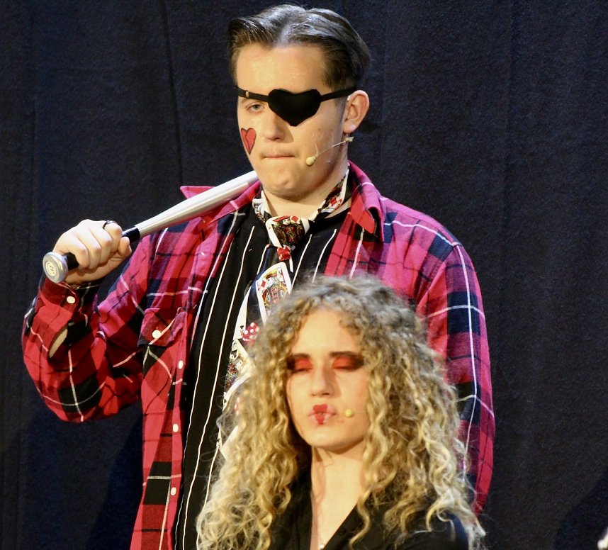 Theatergruppe des Salza-Gymnasiums feierte umjubelte Premiere mit ihren St&uuml;ck Alice im ANDERLAND, frei nach Lewis Carrol.