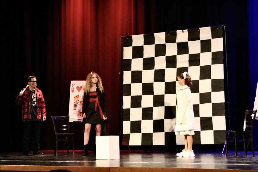 Theatergruppe des Salza-Gymnasiums feierte umjubelte Premiere mit ihren St&uuml;ck Alice im ANDERLAND, frei nach Lewis Carrol.