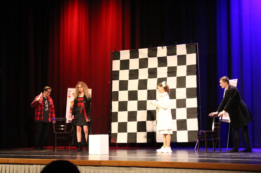 Theatergruppe des Salza-Gymnasiums feierte umjubelte Premiere mit ihren St&uuml;ck Alice im ANDERLAND, frei nach Lewis Carrol.