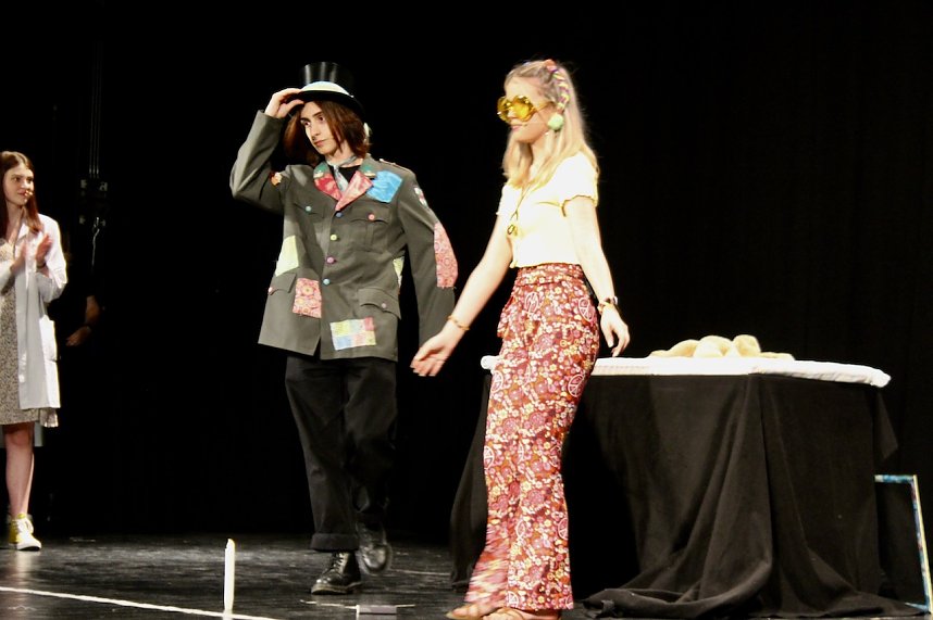 Theatergruppe des Salza-Gymnasiums feierte umjubelte Premiere mit ihren St&uuml;ck Alice im ANDERLAND, frei nach Lewis Carrol.