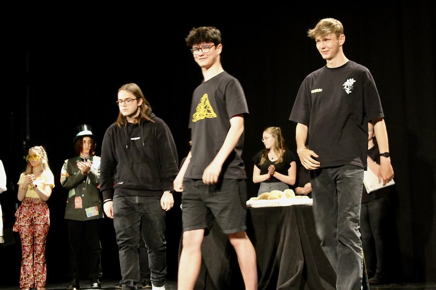 Theatergruppe des Salza-Gymnasiums feierte umjubelte Premiere mit ihren St&uuml;ck Alice im ANDERLAND, frei nach Lewis Carrol.