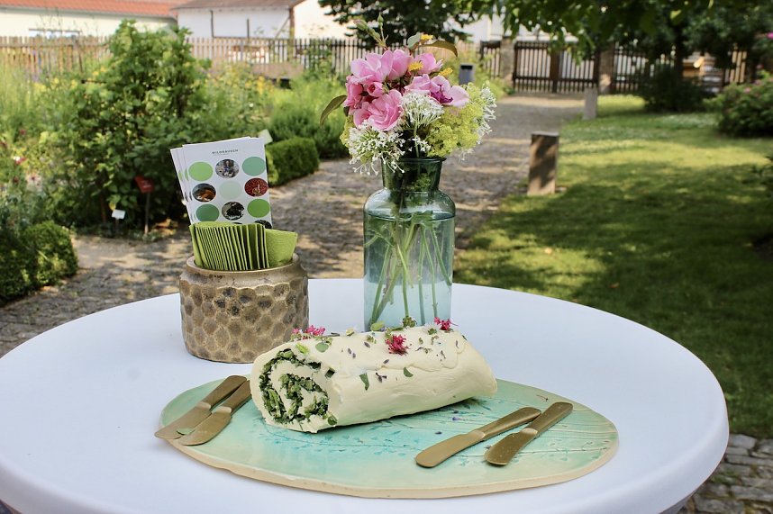 Kulinarische Gen&uuml;sse aus der Natur, stellte das Team "Wildrausch" seinen G&auml;sten im Garten des Apothekenmuseums in Bad Langensalza vor