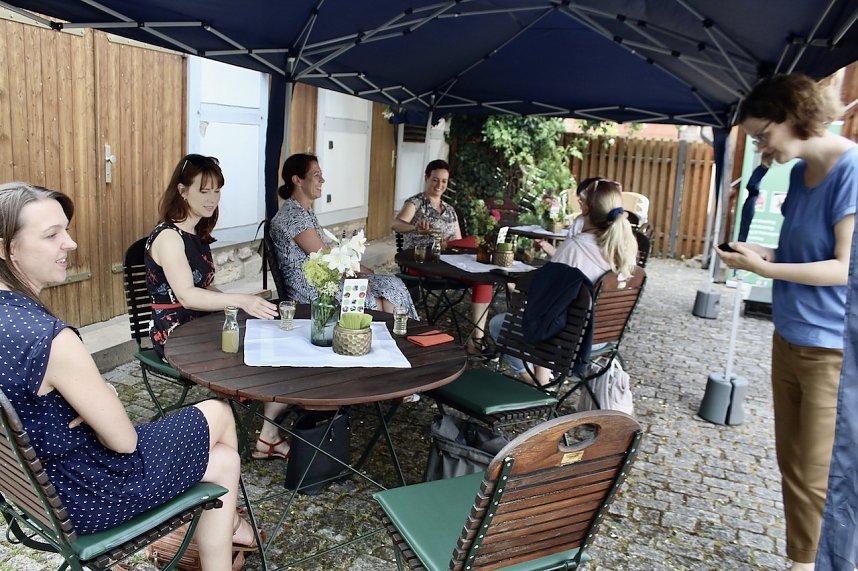 Kulinarische Gen&uuml;sse aus der Natur, stellte das Team "Wildrausch" seinen G&auml;sten im Garten des Apothekenmuseums in Bad Langensalza vor