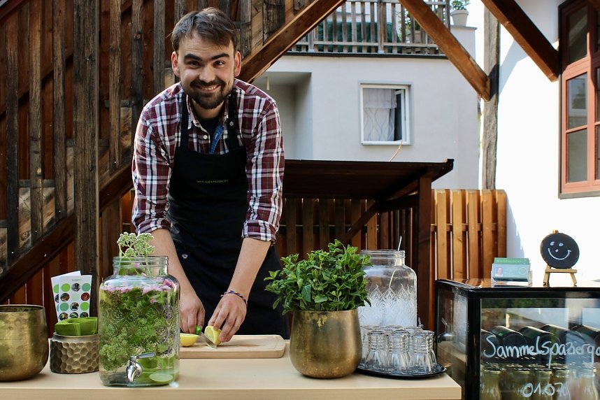 Kulinarische Gen&uuml;sse aus der Natur, stellte das Team "Wildrausch" seinen G&auml;sten im Garten des Apothekenmuseums in Bad Langensalza vor