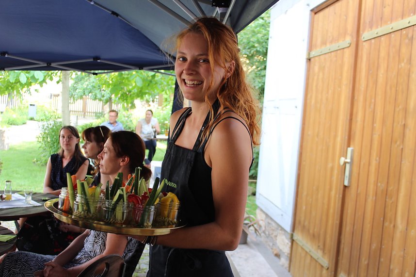 Kulinarische Gen&uuml;sse aus der Natur, stellte das Team "Wildrausch" seinen G&auml;sten im Garten des Apothekenmuseums in Bad Langensalza vor