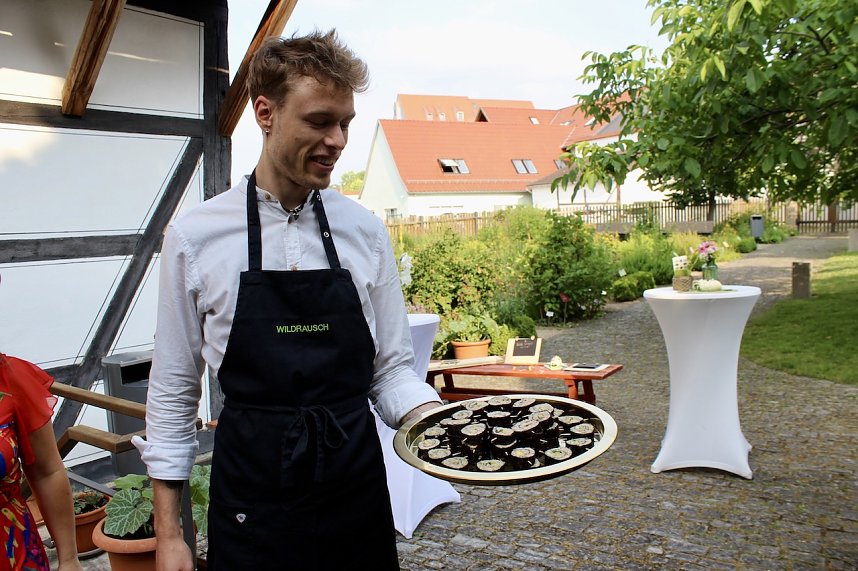 Kulinarische Gen&uuml;sse aus der Natur, stellte das Team "Wildrausch" seinen G&auml;sten im Garten des Apothekenmuseums in Bad Langensalza vor
