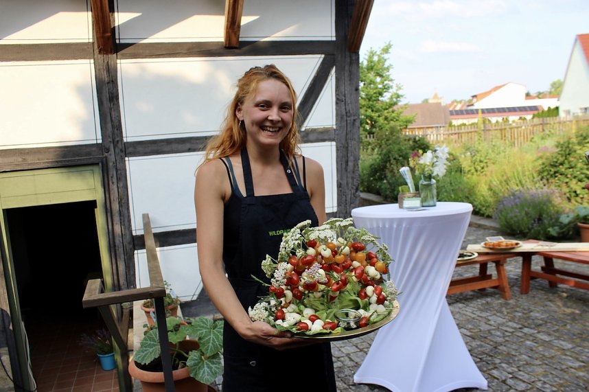 Kulinarische Gen&uuml;sse aus der Natur, stellte das Team "Wildrausch" seinen G&auml;sten im Garten des Apothekenmuseums in Bad Langensalza vor