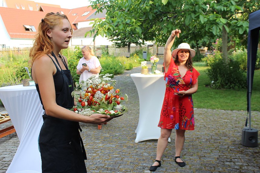 Kulinarische Gen&uuml;sse aus der Natur, stellte das Team "Wildrausch" seinen G&auml;sten im Garten des Apothekenmuseums in Bad Langensalza vor