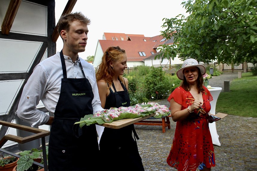 Kulinarische Gen&uuml;sse aus der Natur, stellte das Team "Wildrausch" seinen G&auml;sten im Garten des Apothekenmuseums in Bad Langensalza vor