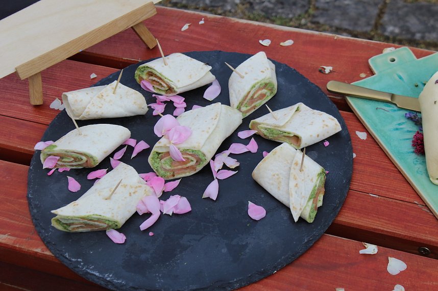 Kulinarische Gen&uuml;sse aus der Natur, stellte das Team "Wildrausch" seinen G&auml;sten im Garten des Apothekenmuseums in Bad Langensalza vor