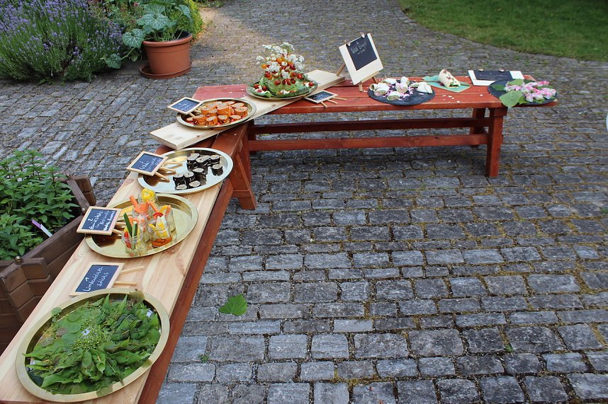 Kulinarische Gen&uuml;sse aus der Natur, stellte das Team "Wildrausch" seinen G&auml;sten im Garten des Apothekenmuseums in Bad Langensalza vor