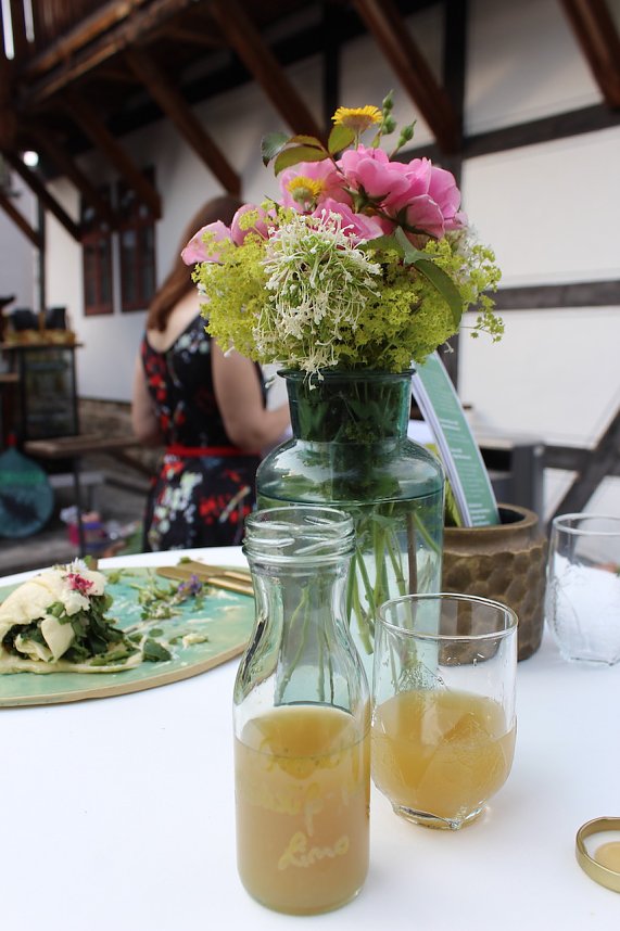 Kulinarische Gen&uuml;sse aus der Natur, stellte das Team "Wildrausch" seinen G&auml;sten im Garten des Apothekenmuseums in Bad Langensalza vor