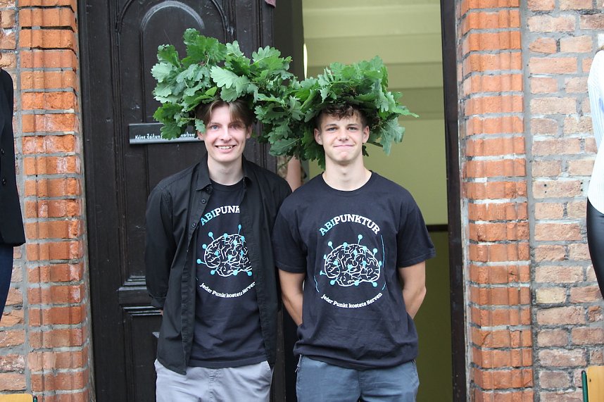 Abi 2023 - Abiturienten des Salza Gymnasiums in Bad Langensalza erhalten ihren Eichenlaubkranz