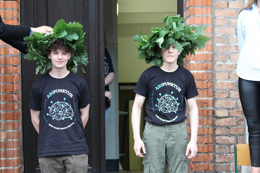 Abi 2023 - Abiturienten des Salza Gymnasiums in Bad Langensalza erhalten ihren Eichenlaubkranz