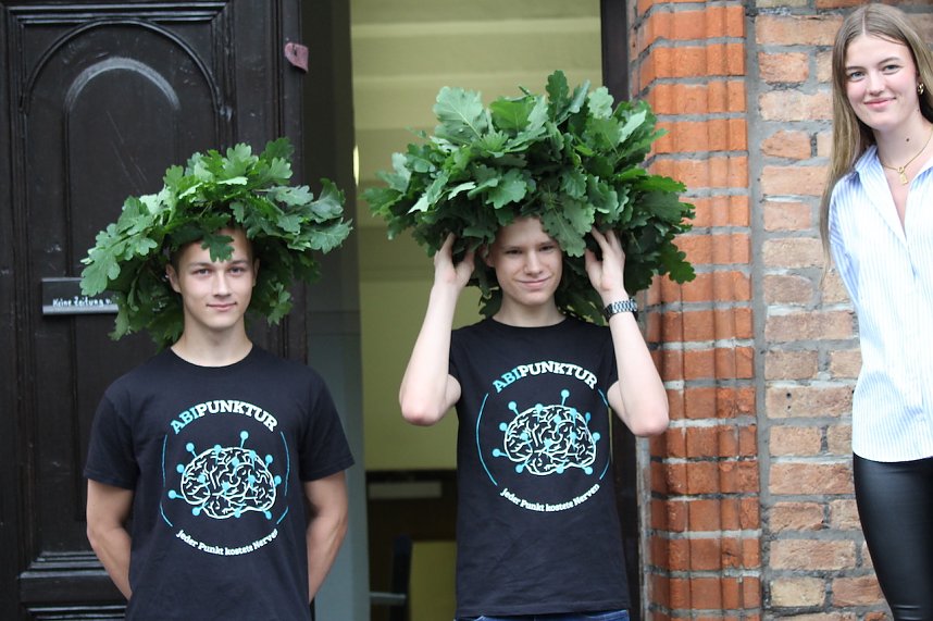 Abi 2023 - Abiturienten des Salza Gymnasiums in Bad Langensalza erhalten ihren Eichenlaubkranz