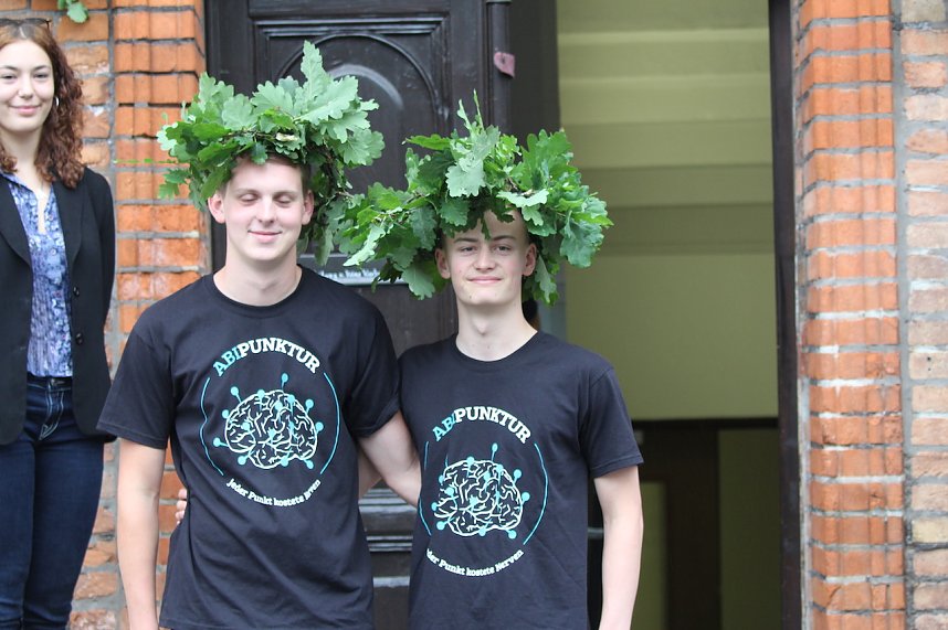 Abi 2023 - Abiturienten des Salza Gymnasiums in Bad Langensalza erhalten ihren Eichenlaubkranz