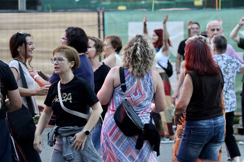 Begeisterte Zuschauerinnen und Zuschauer beim "ABBA Dream Tribute" Konzert in Bad Langensalza