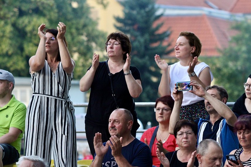 Begeisterte Zuschauerinnen und Zuschauer beim "ABBA Dream Tribute" Konzert in Bad Langensalza