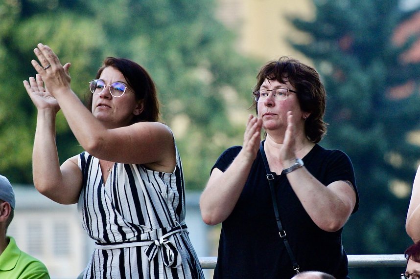 Begeisterte Zuschauerinnen beim "ABBA Dream Tribute" Konzert in Bad Langensalza