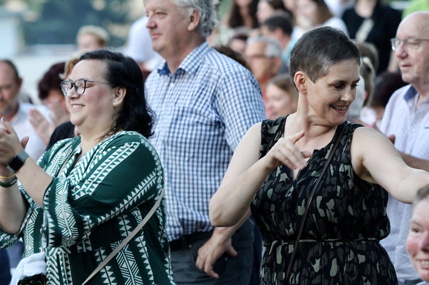 Begeisterte Zuschauerinnen und Zuschauer beim "ABBA Dream Tribute" Konzert in Bad Langensalza