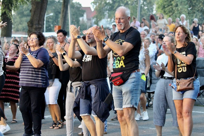 Begeisterte Zuschauerinnen und Zuschauer beim "ABBA Dream Tribute" Konzert in Bad Langensalza