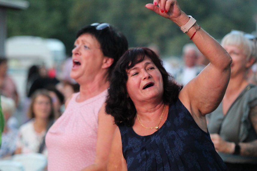 Begeisterte Zuschauerinnen und Zuschauer beim "ABBA Dream Tribute" Konzert in Bad Langensalza