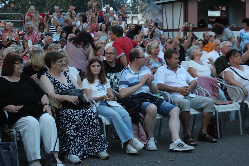 Begeisterte Zuschauerinnen und Zuschauer beim "ABBA Dream Tribute" Konzert in Bad Langensalza