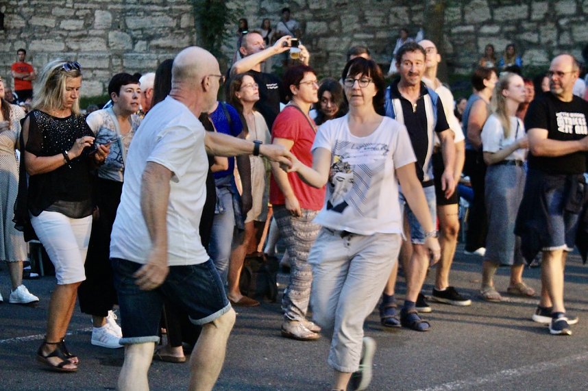 Begeisterte Zuschauerinnen und Zuschauer beim "ABBA Dream Tribute" Konzert in Bad Langensalza