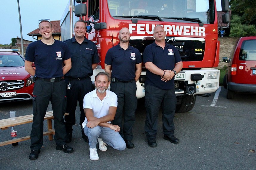 Bad Langensalzaer B&uuml;rgermeister (Mitte) mit Kameraden der Berufsfeuerwehr beim "ABBA Dream Tribune" Konzert auf dem Jahnplatz in Bad Langensalza