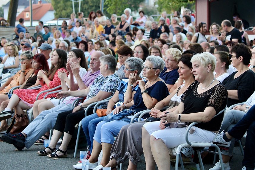 Begeisterte Zuschauerinnen und Zuschauer beim "ABBA Dream Tribute" Konzert in Bad Langensalza