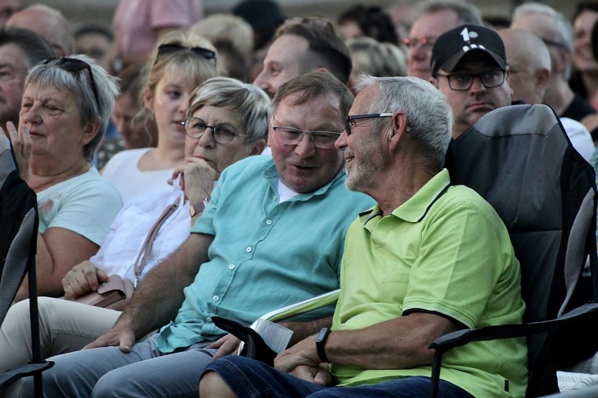 Begeisterte Zuschauerinnen und Zuschauer beim "ABBA Dream Tribute" Konzert in Bad Langensalza