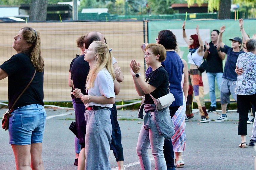 Begeisterte Zuschauerinnen und Zuschauer beim "ABBA Dream Tribute" Konzert in Bad Langensalza