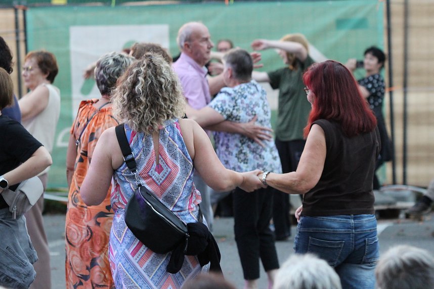 Begeisterte Zuschauerinnen und Zuschauer beim "ABBA Dream Tribute" Konzert in Bad Langensalza