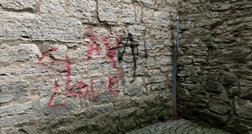 Politisch motivierte Sprayerei an einem Stadtturm