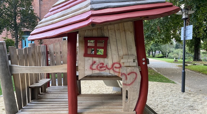 Erst vor wenigen Wochen fertiggestellt, ist der Spielturm schon Opfer von dummen Schmierereien geworden