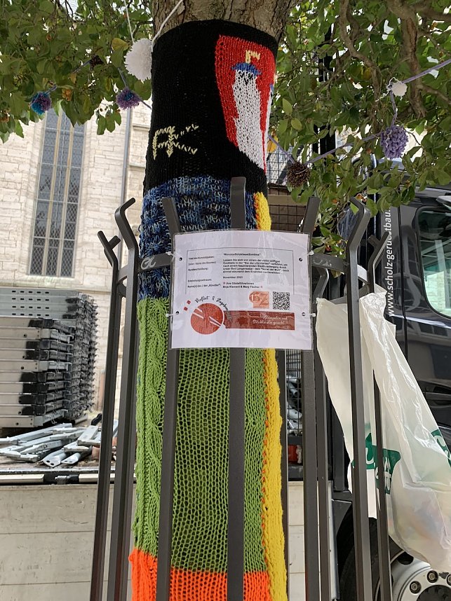 Kunstvolle Wollkreationen schm&uuml;cken die B&auml;ume der Bad Langensalzaer Altstadt