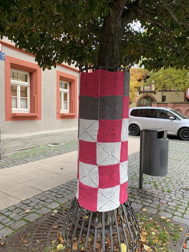 Kunstvolle Wollkreationen schm&uuml;cken die B&auml;ume der Bad Langensalzaer Altstadt