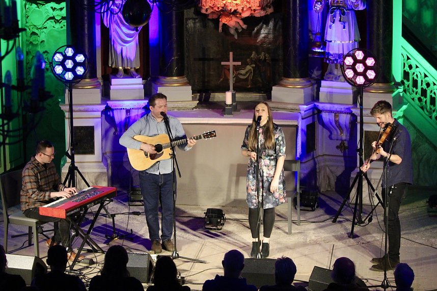 Die schottische Folkmusikerin Siobhan Miller und ihre Band begeisterten das Publikum in der Gottesackerkirche in Bad Langensalza 