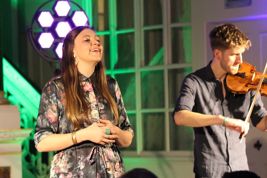 Die schottische Folkmusikerin Siobhan Miller und ihre Band begeisterten das Publikum in der Gottesackerkirche in Bad Langensalza 