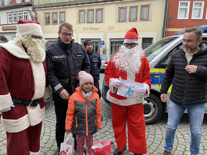 Verteilung der Geschenke aus der Wunschbaumaktion