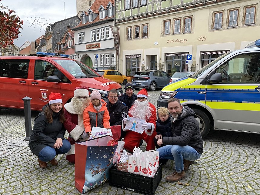 Verteilung der Geschenke aus der Wunschbaumaktion